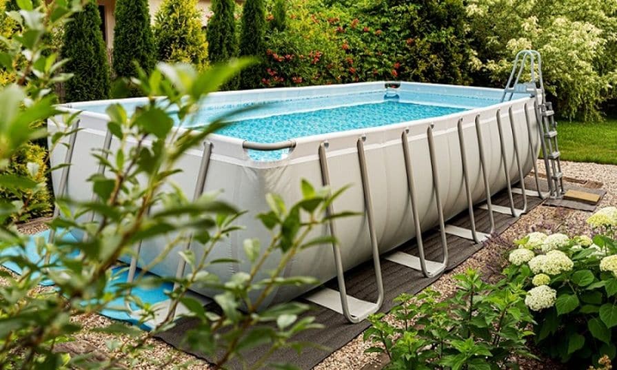 Nadzemní bazén v zahradě